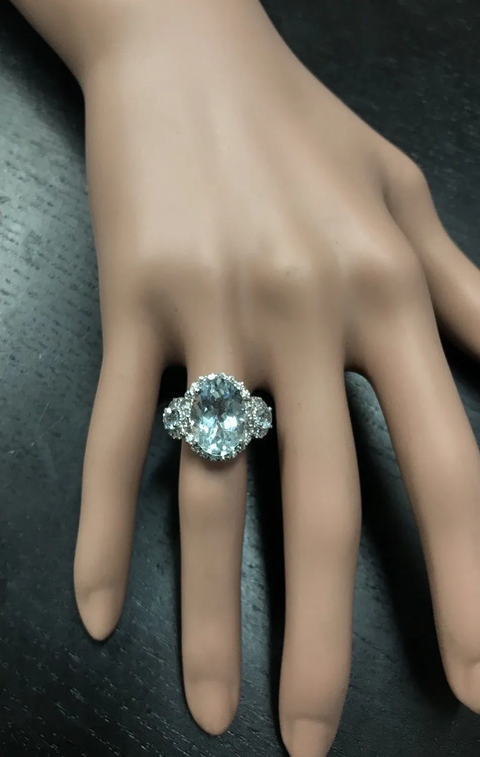 6.90 Carats Exquisite Natural Aquamarine and Diamond 14K Solid White Gold Ring