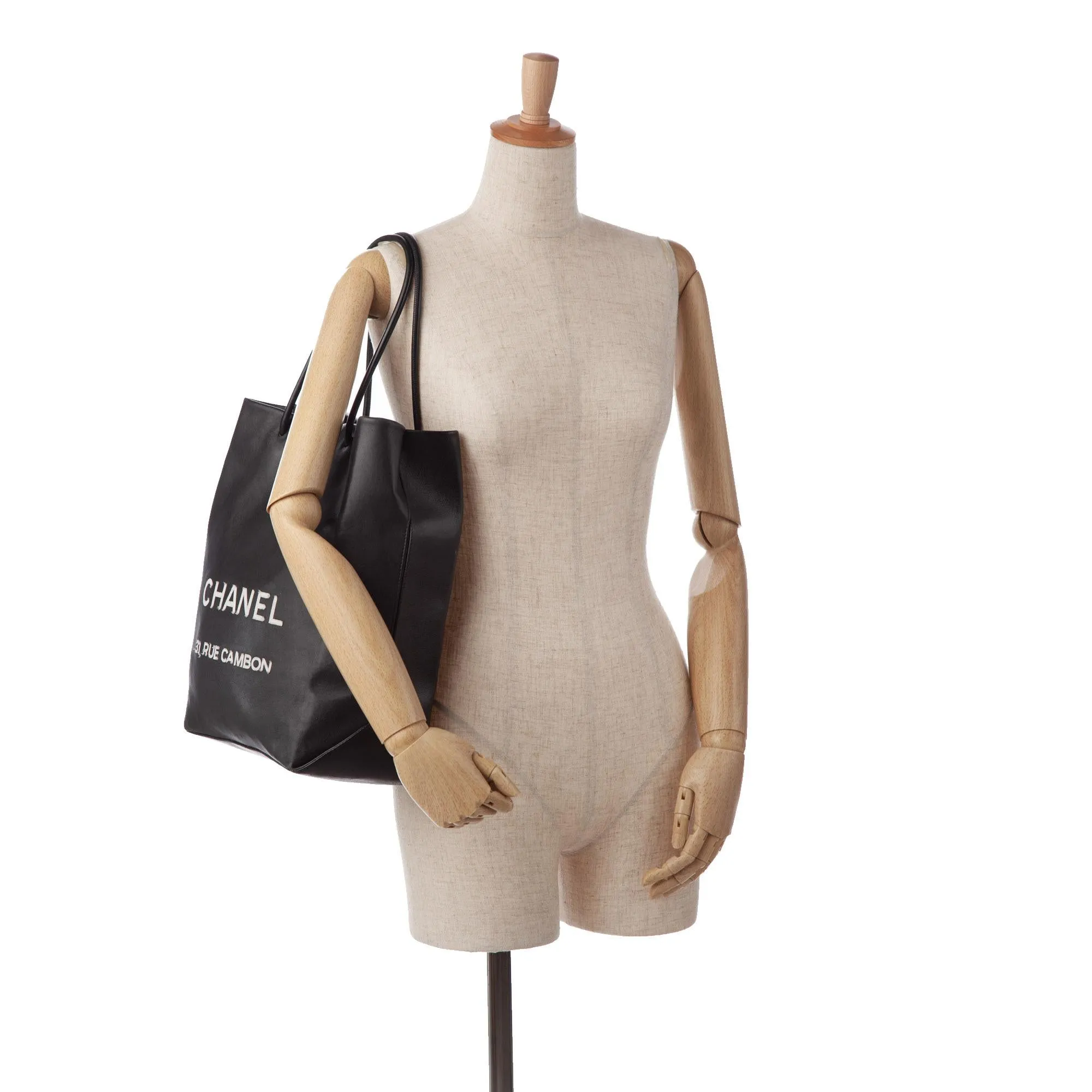 Chanel Medium Essential Shopping Tote (SHG-yBIyGg)