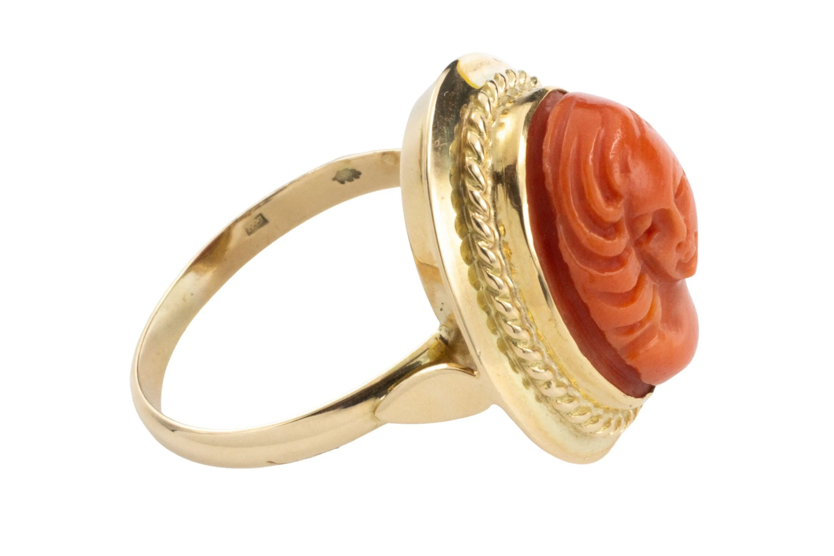 Coral cameo ring in 14 carat gold