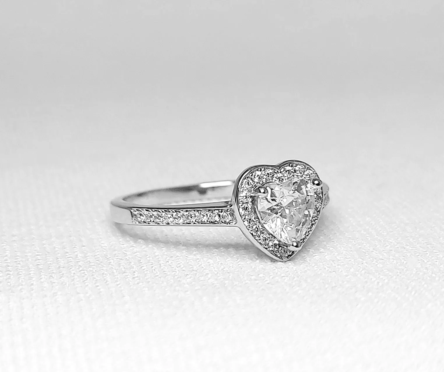 Exquisite Heart Cubic Ring