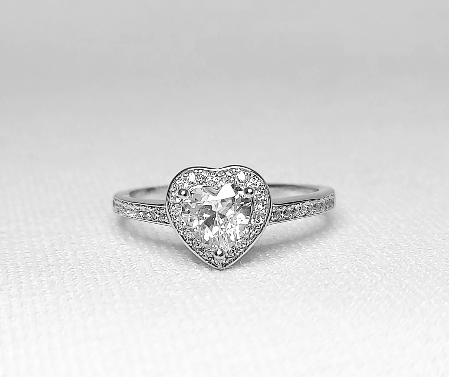 Exquisite Heart Cubic Ring