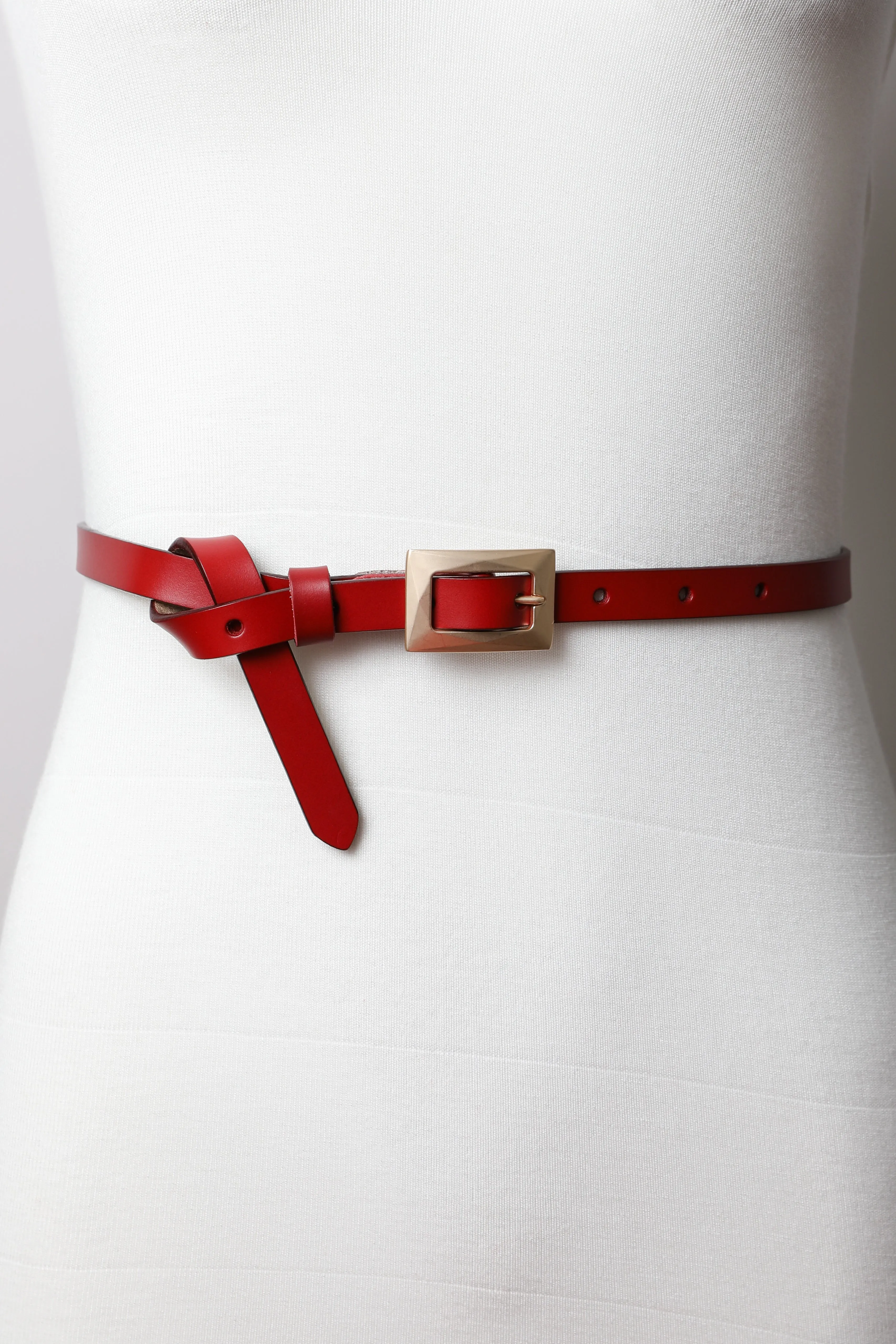 Gold Buckle Skinny Belt – Chic and Elegant