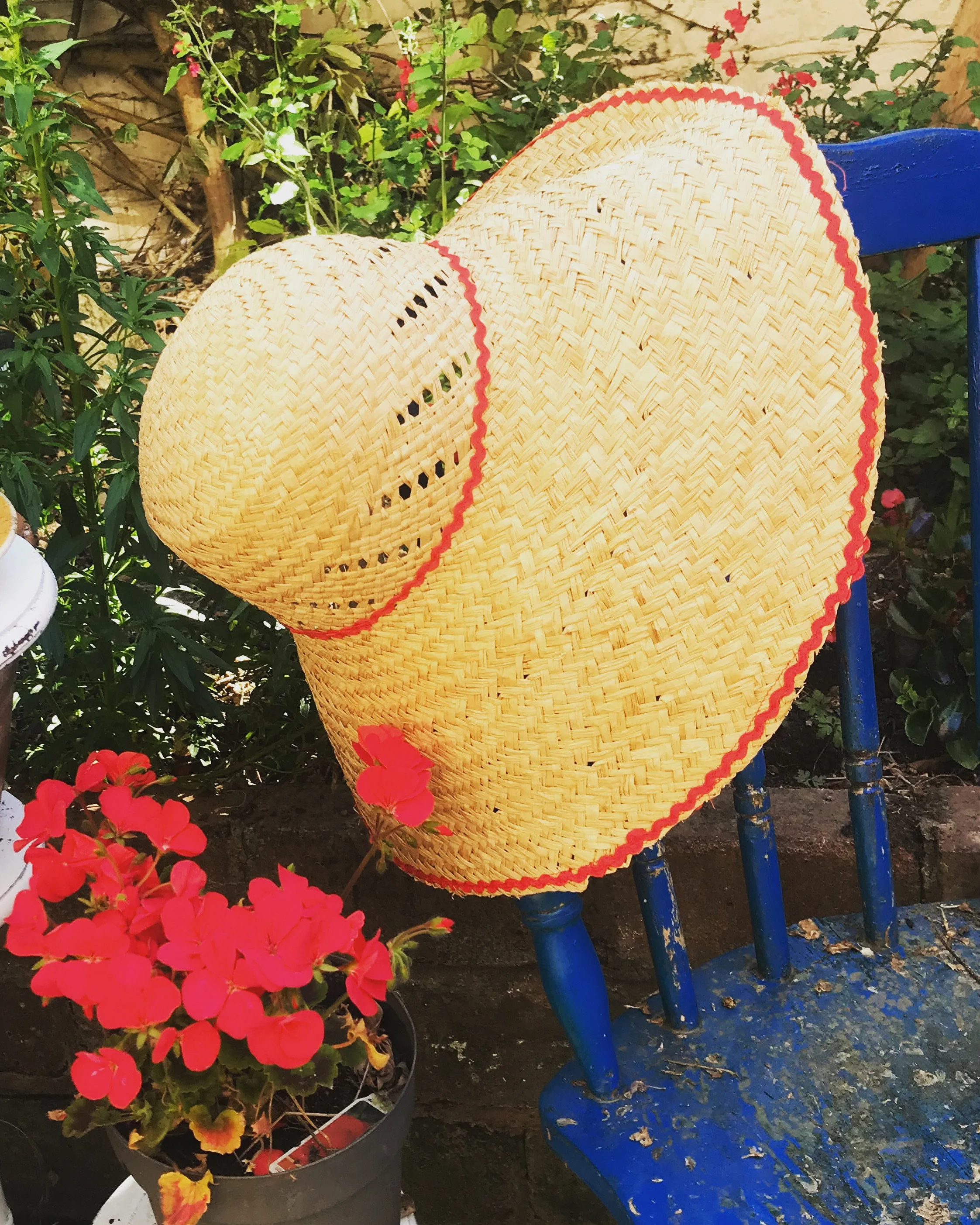 Straw sun hat with red edging