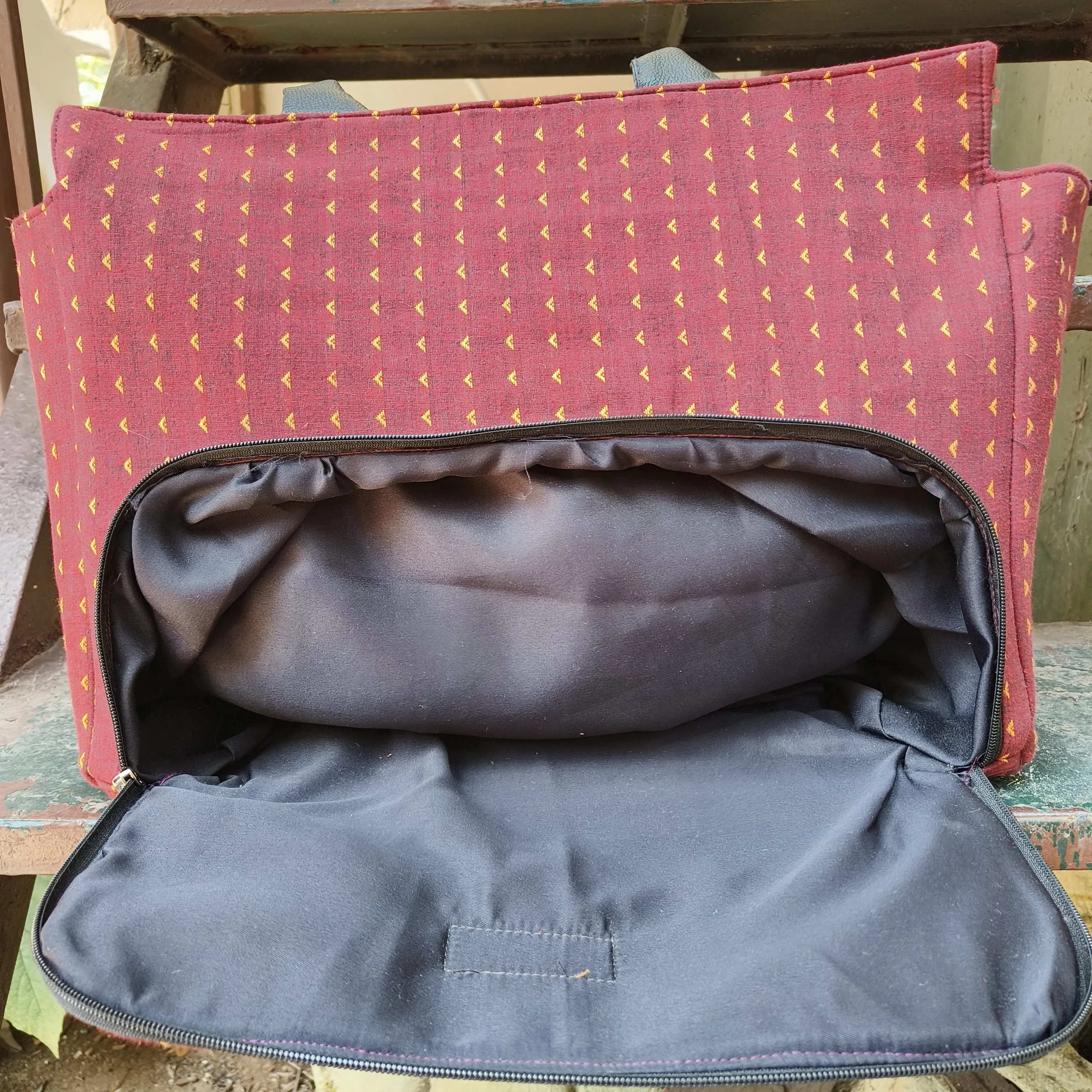 Versatile partition tote Blue With Triangle Design
