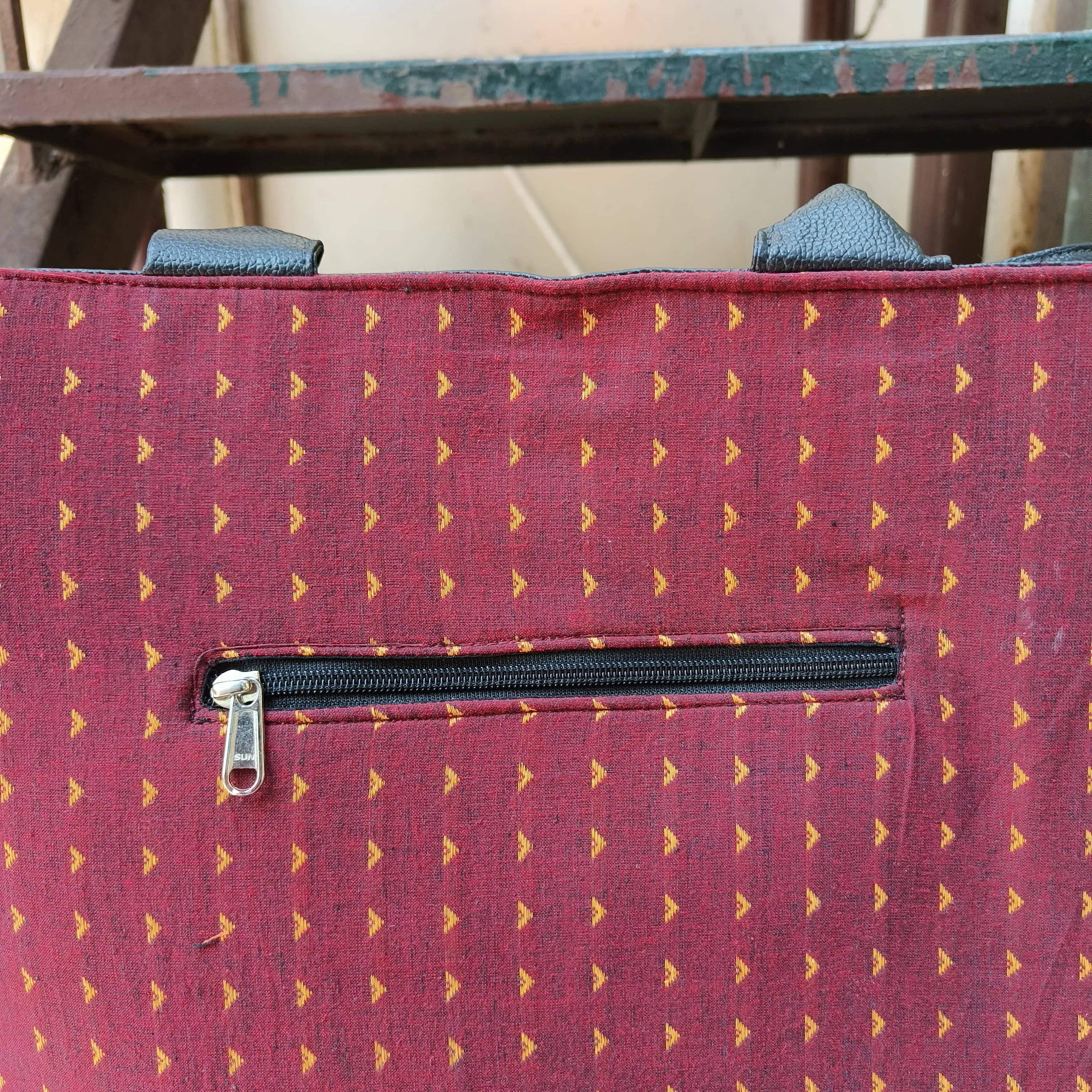 Versatile partition tote Blue With Triangle Design