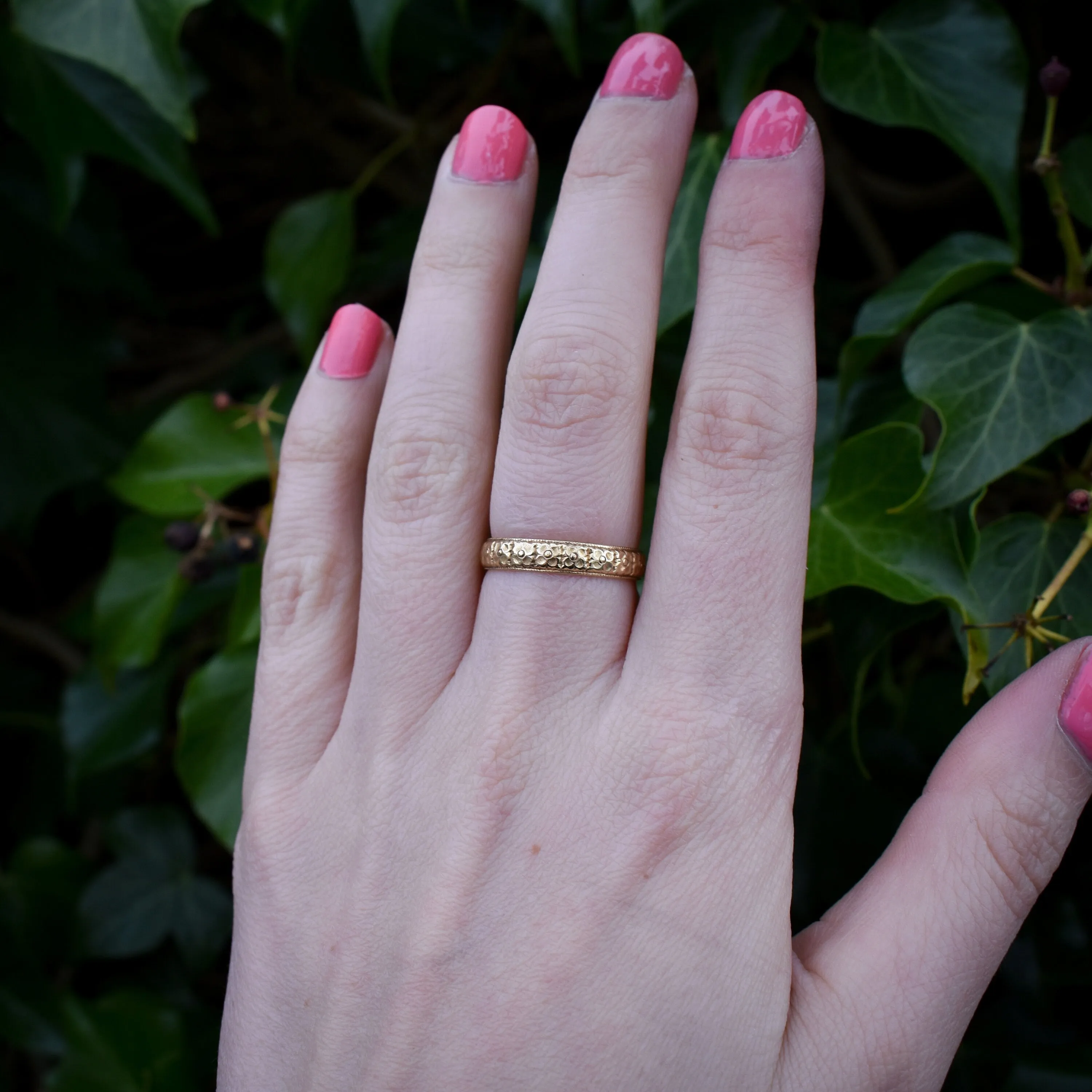 Vintage 18ct Gold Floral Fancy Patterned Wedding Band Ring | Dated 1987