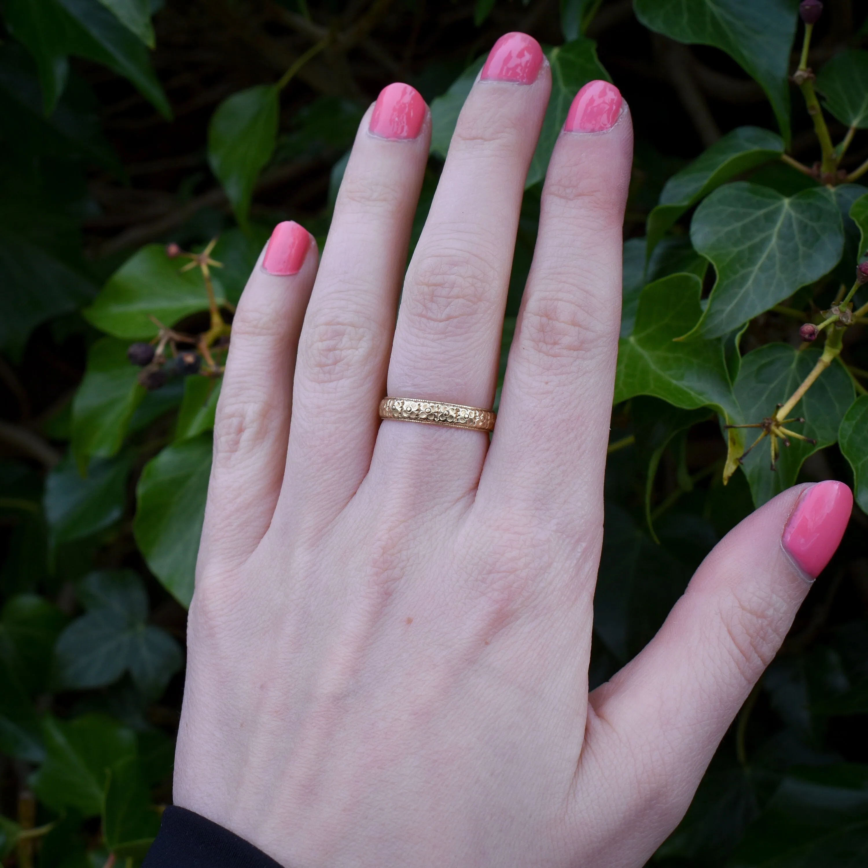 Vintage 18ct Gold Floral Fancy Patterned Wedding Band Ring | Dated 1987